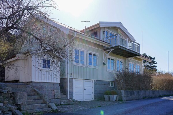 Ruim vakantiehuis met zeezicht op 150 meter van de kust in Sannäs - thumbnail 1