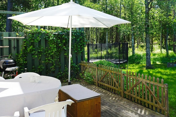 Modern vakantiehuis op Ekerö, 800m van meer en vlakbij golfbaan - thumbnail 1
