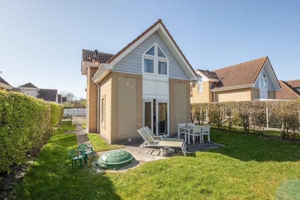 Gerenoveerde vrijstaande villa met omheinde tuin, 1 km van strand - thumbnail 1