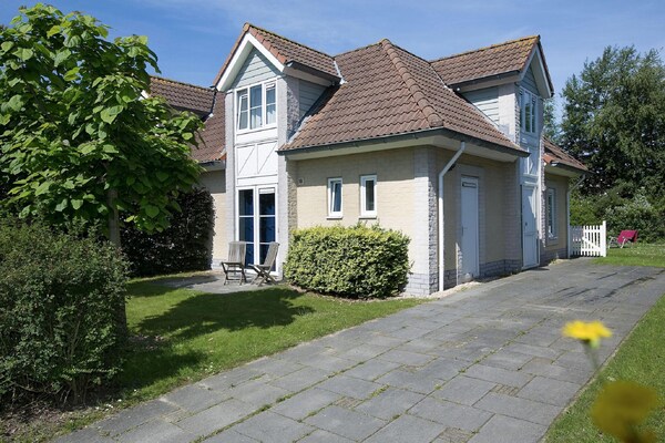 Gerenioveerde villa met sauna op 1 km van het Noordzeestrand - thumbnail 1