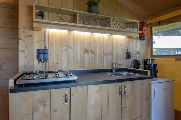 Glamping safaritent op Vakantiepark Klein Vink in de bossen van Arcen - thumbnail 5