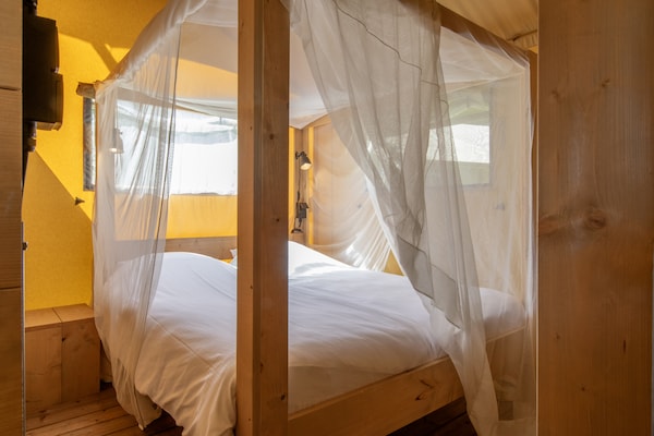 Glamping safaritent op Vakantiepark Klein Vink in de bossen van Arcen - thumbnail 3