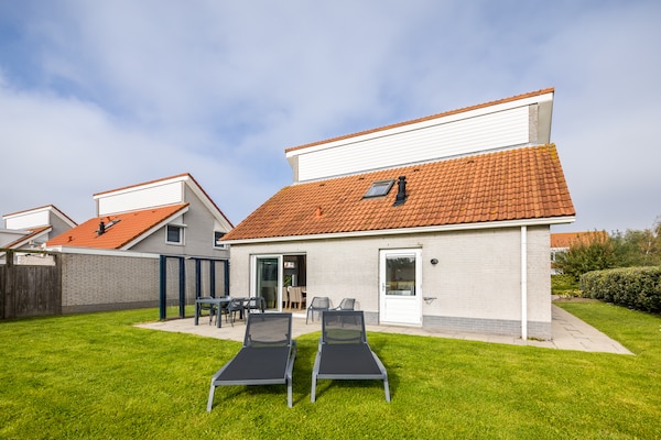 Gerestylede vrijstaande villa op kindvriendelijk vakantiepark, 1 km van strand - thumbnail 1