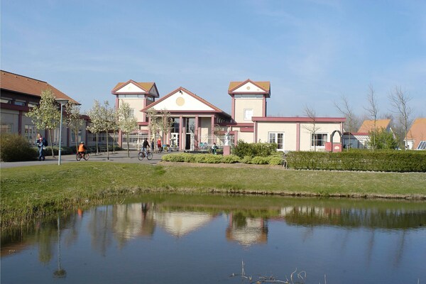 Gerestylede vrijstaande villa op kindvriendelijk vakantiepark, 1 km van strand - thumbnail 2