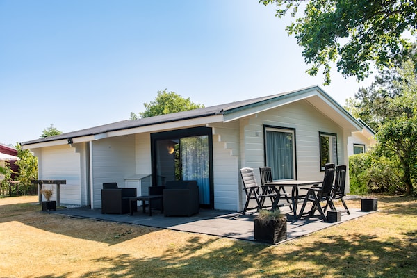 Houten bungalow op Ameland met hond, dichtbij strand en duinen - thumbnail 1