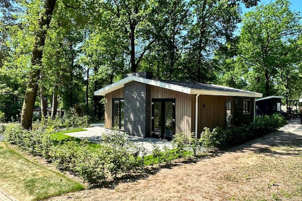 Vrijstaand boshuis op de Veluwe met terras en zwembadtoegang - thumbnail 1