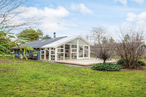 Vrijstaand vakantiehuis met houtgestookte whirlpool op 700m van zee bij Ulfborg - thumbnail 1