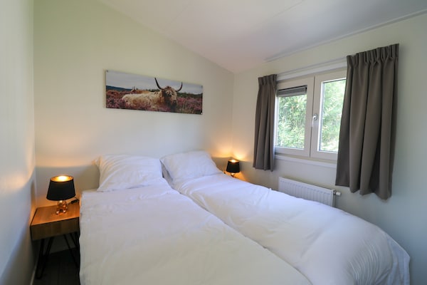 Gezinsvriendelijk chalet met uitzicht op speeltuin in Hoenderloo - thumbnail 2