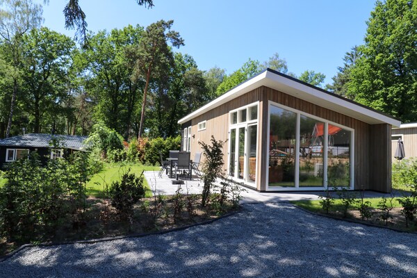Gezinsvriendelijk chalet met uitzicht op speeltuin in Hoenderloo - thumbnail 1