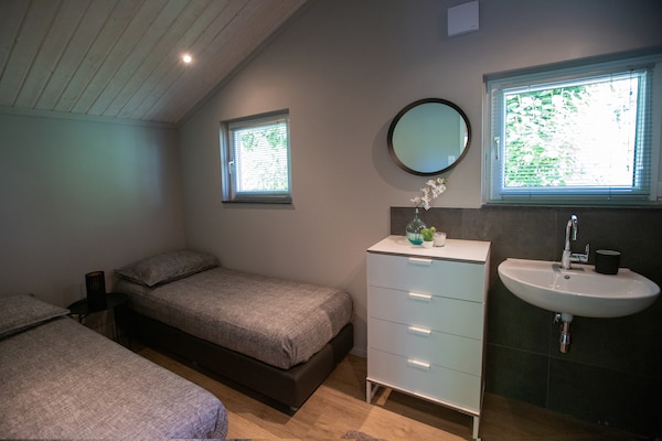 Tiny House in Oirschot: knus chalet met overdekt terras en zwembad - thumbnail 3