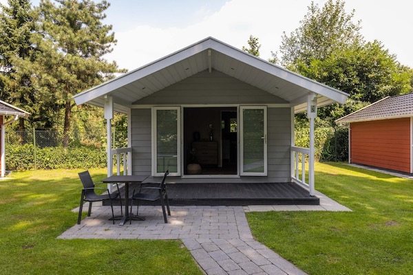 Tiny House in Oirschot: knus chalet met overdekt terras en zwembad - thumbnail 1