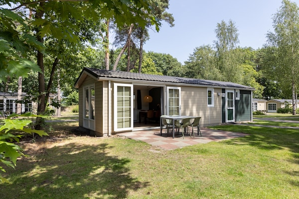 Vrijstaand chalet aan bosrand op autovrij vakantiepark in Vlierden - thumbnail 1