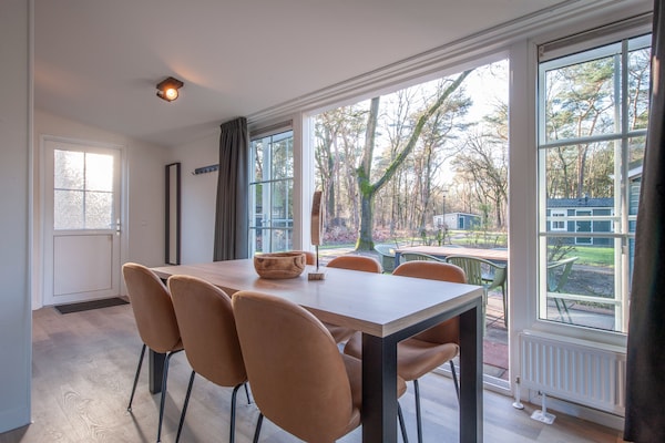 Vrijstaand chalet aan bosrand op autovrij vakantiepark in Vlierden - thumbnail 3