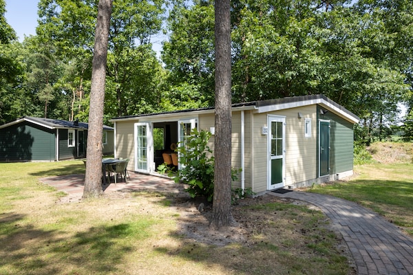 Vrijstaand chalet aan bosrand op autovrij vakantiepark in Vlierden - thumbnail 1