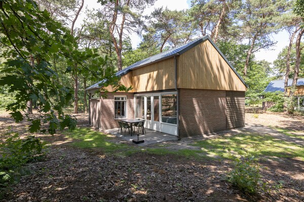 Vrijstaande bungalow aan de rand van het bos op rustig vakantiepark in De Peel - thumbnail 1