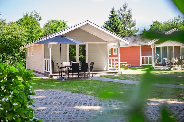 Vrijstaand chalet in Land van de Zaligheden, met zwembad op park - thumbnail 1