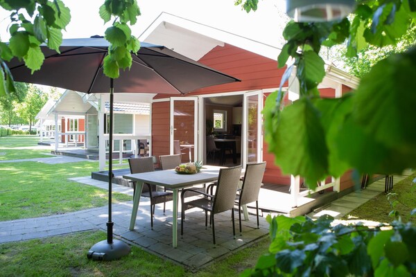 Charmante vrijstaande lodge op vakantiepark in groene omgeving Oirschot - thumbnail 1