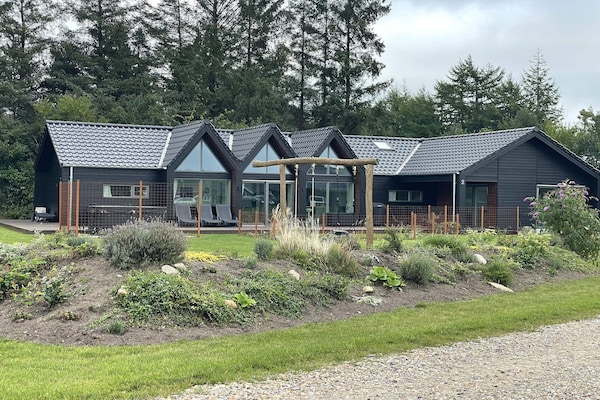 Modern vakantiehuis voor 12 personen met whirlpool bij het Kvie Sø meer - thumbnail 1