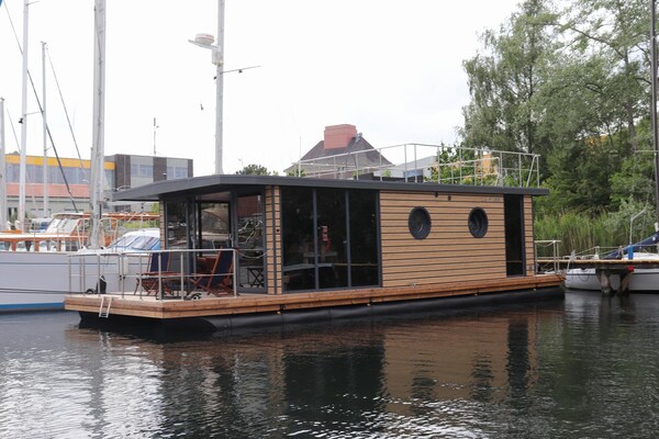 Moderne woonboot met dakterras en panoramisch havenzicht in Flensburg - thumbnail 3