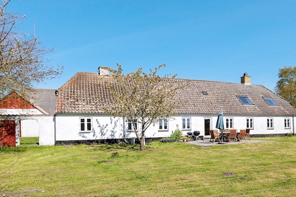 Gerenoveerde boerderij voor 12 personen met grote tuin nabij Aabybro - thumbnail 1