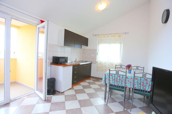 Ruim appartement voor 8 personen met zwembad nabij Biograd - thumbnail 5
