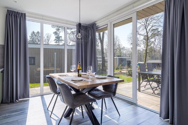 Luxe bosvilla met terras op rustig vakantiepark in Hoenderloo - thumbnail 3