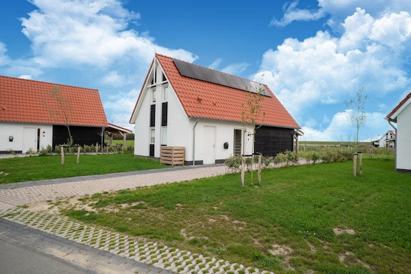 Ruim vakantiehuis De Kluut in Scherpenisse met tuin, 300m van strand - thumbnail 1