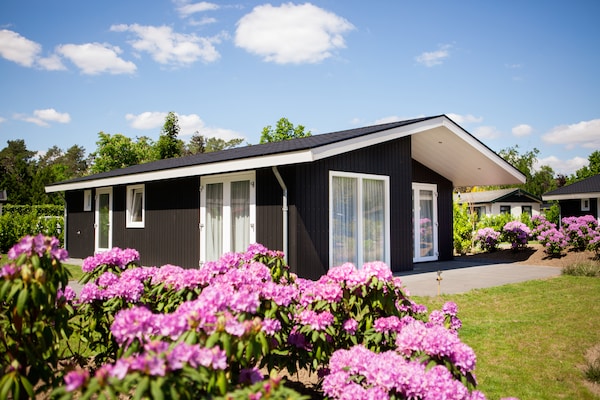 Modern chalet aan het water met hondenvriendelijke tuin in Veldhoven - thumbnail 1