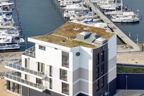 Marina-appartement met uitzicht op zee en jachthaven, 20 meter van het strand - thumbnail 1