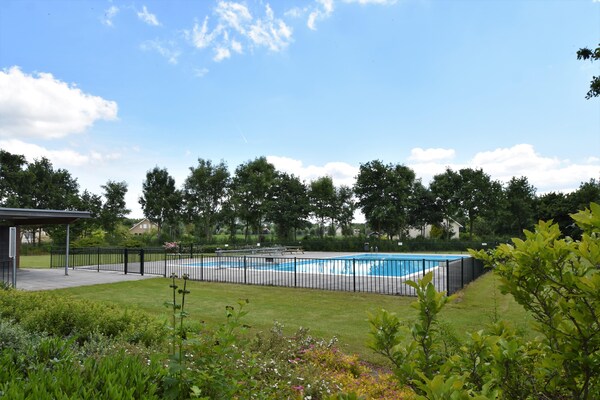 Horsterwold 22: Vrijstaand vakantiehuis met zwembad en tennisbaan in Zeewolde - thumbnail 2
