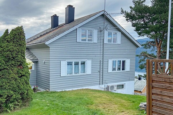 Vrijstaand vakantiehuis met panoramisch uitzicht over Nordfjord, 100m van skilift - thumbnail 4