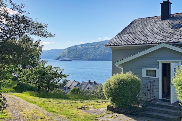 Vrijstaand vakantiehuis met panoramisch uitzicht over Nordfjord, 100m van skilift - thumbnail 2