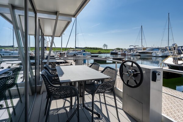 Waterlodge Blue Island: uniek overnachten aan het Veerse Meer - thumbnail 5