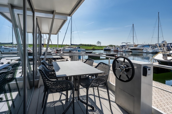 Waterlodge Blue Lagoon: luxe woonboot aan het Veerse Meer - thumbnail 6