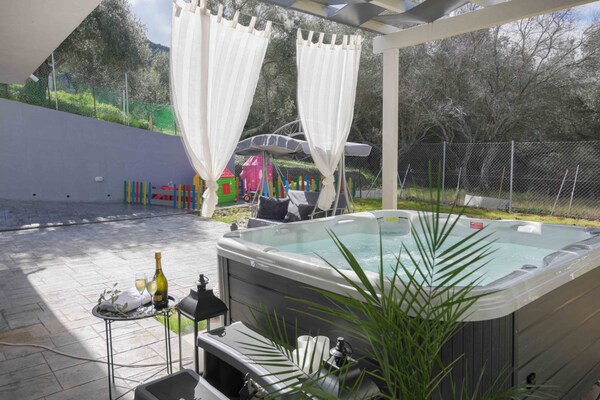 Diamond Luxury Villa Korfu: 6-slaapkamer villa met privézwembad direct aan zee - thumbnail 4