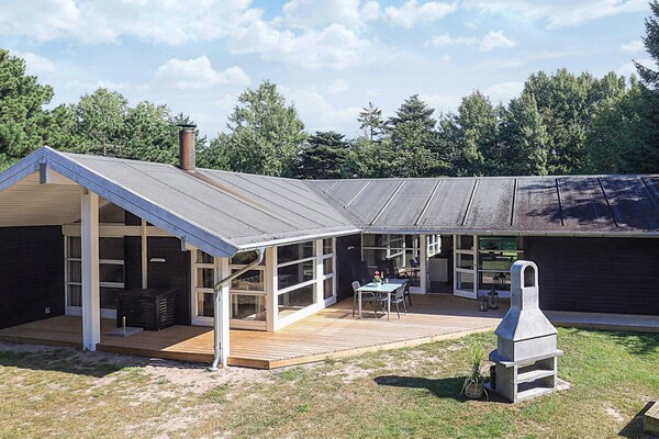 Luxe vakantiehuis met zwembad, sauna en whirlpool op 250m van zee in Bøtø - thumbnail 1