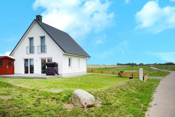 Ferienhaus de Poeler Drift: luxe vakantiehuis met sauna, 400m van de Oostzee - thumbnail 1