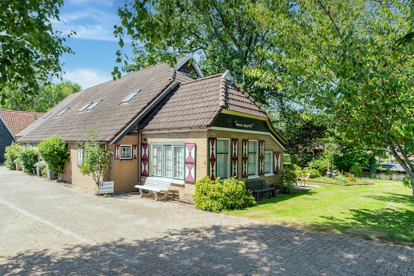 22-persoons boerderij in Giethoorn met terras aan het water - thumbnail 1
