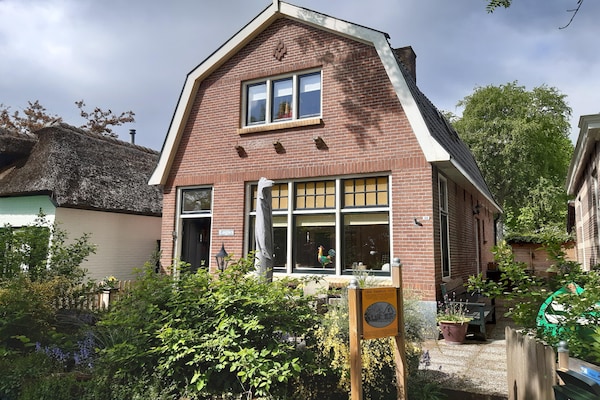 Sfeervol appartement met ontbijt en kano in hartje Giethoorn - thumbnail 1