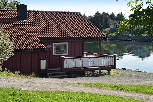 Vrijstaand vakantiehuis met fjordzicht en bootverhuur in Bud - thumbnail 1