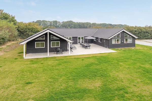 Groot vakantiehuis voor 20 personen met privé-zwembad en sauna vlakbij zee in Sydals - thumbnail 1