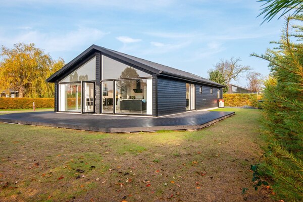 Modern vakantiehuis met whirlpool en sauna op 150 meter van het strand in Børkop - thumbnail 2