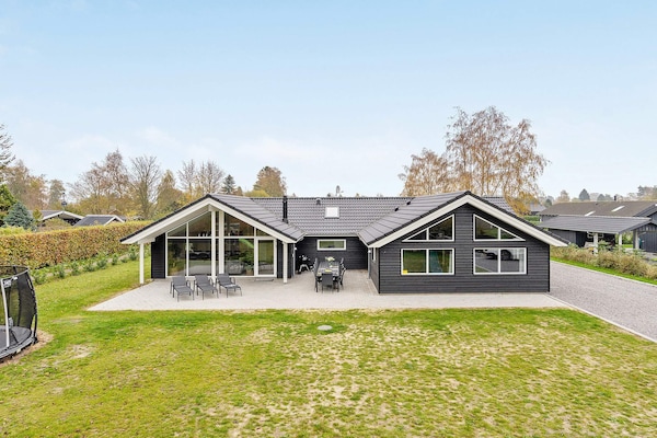 Groot vakantiehuis met privézwembad, sauna en activiteitenruimte op 600m van zee - thumbnail 1