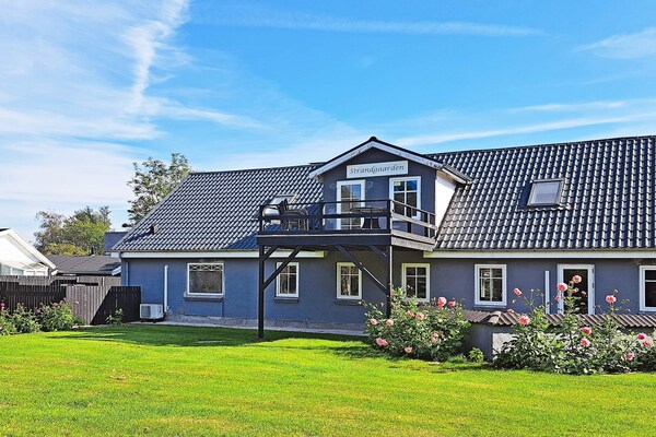 Licht appartement met twee balkons en zeezicht op 200 meter van strand - thumbnail 1