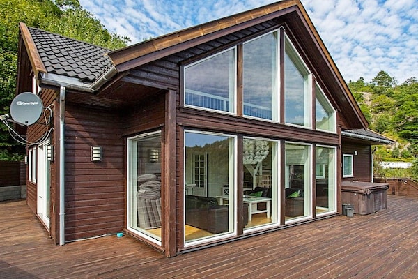 10-persoons vakantiehuis in Lyngdal met privézwembad en waterzicht - thumbnail 2