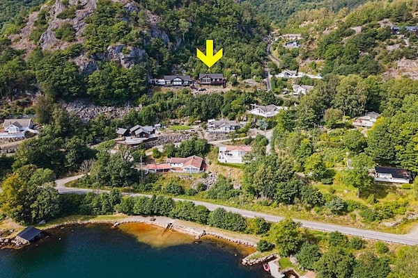 10-persoons vakantiehuis in Lyngdal met privézwembad en waterzicht - thumbnail 3