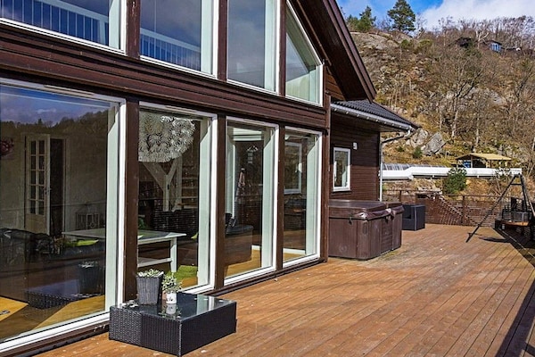10-persoons vakantiehuis in Lyngdal met privézwembad en waterzicht - thumbnail 4