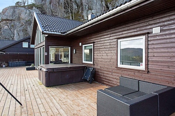 10-persoons vakantiehuis in Lyngdal met privézwembad en waterzicht - thumbnail 5