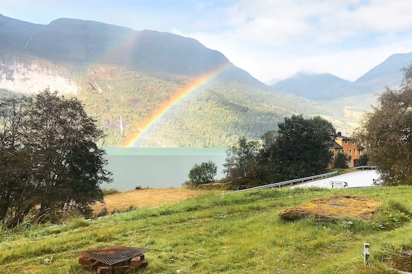 Panoramisch appartement aan het Oppstrynsvatnet met boot en berghutten - thumbnail 5