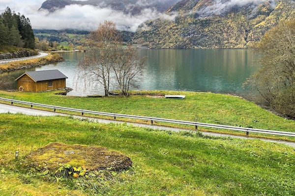 Panoramisch appartement aan het Oppstrynsvatnet met boot en berghutten - thumbnail 4
